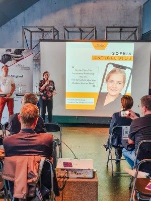 Studentin Sophia Anthopoulos spricht 2022 beim Event „Flensburg digitalisiert".