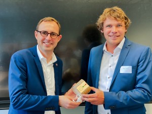 Zwei Männer präsentieren technologische Innovationen beim Event „Flensburg digitalisiert“ 2022.