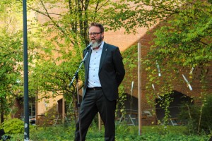 Ein Mann spricht im Zuge des Events „Flensburg digitalisiert“ 2022 im Freien in ein Mikrofon.