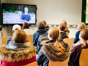 Jugendliche schauen einen Film im Zuge des Events „Flensburg digitalisiert" 2022.