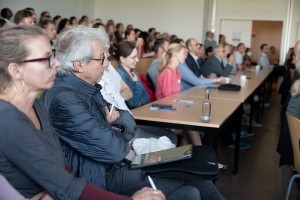 Menschen in der Europa Universität hören einen Vortrag über künstliche Intelligenz in der Schule