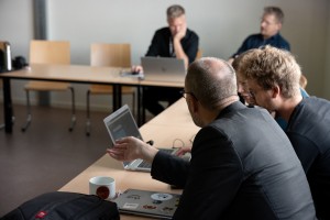 Zwei Männer vor einem Laptop bei einem Workshop