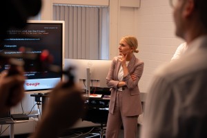 Staatssekretärin Julia Carstens vor einem Bildschirm