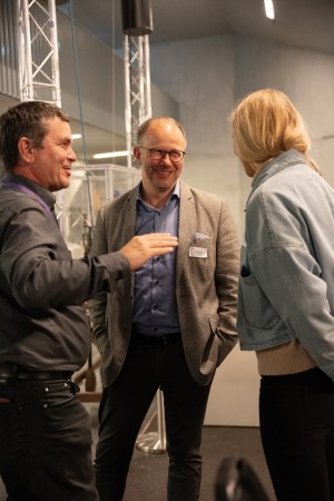 Knut Hartmann, Christoph Jansen und Alexandra Mikityuk im Austausch