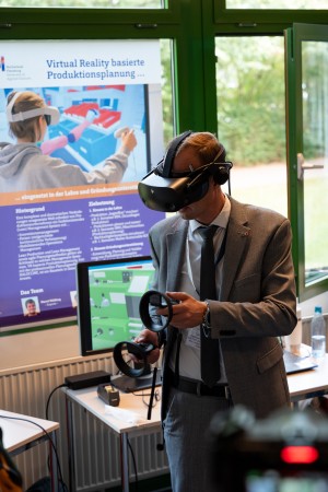 Dirk Schröder, Minister und Chef der Staatskanzlei des Landes Schleswig-Holstein, beim Testen eines Virtual Reality Spiels
