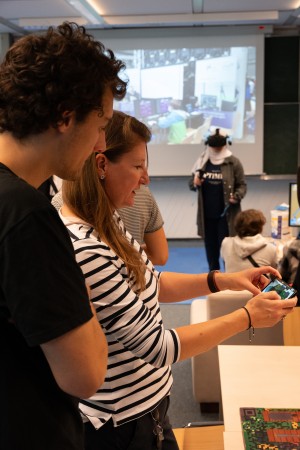 Zwei Personen beim Testen eines Augmented Reality Spiels