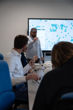 Teilnehmende eines Workshops bauen Feinstaubsensoren