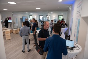 Menschen beim Networking in der Digitalagentur Flensburg