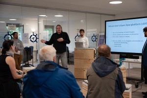 Menschen beim Vortrag über Urbane Datenplattformen