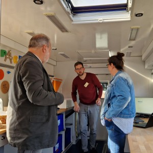 Drei Personen im Mobil Digital Bus