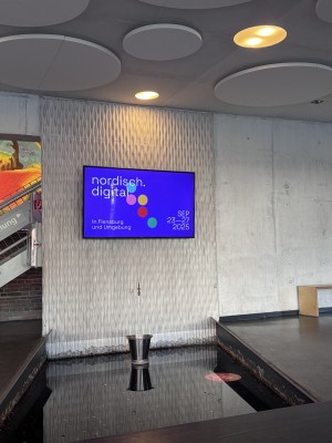 Phänomenta Lobby mit nordisch. digital Bildschirm